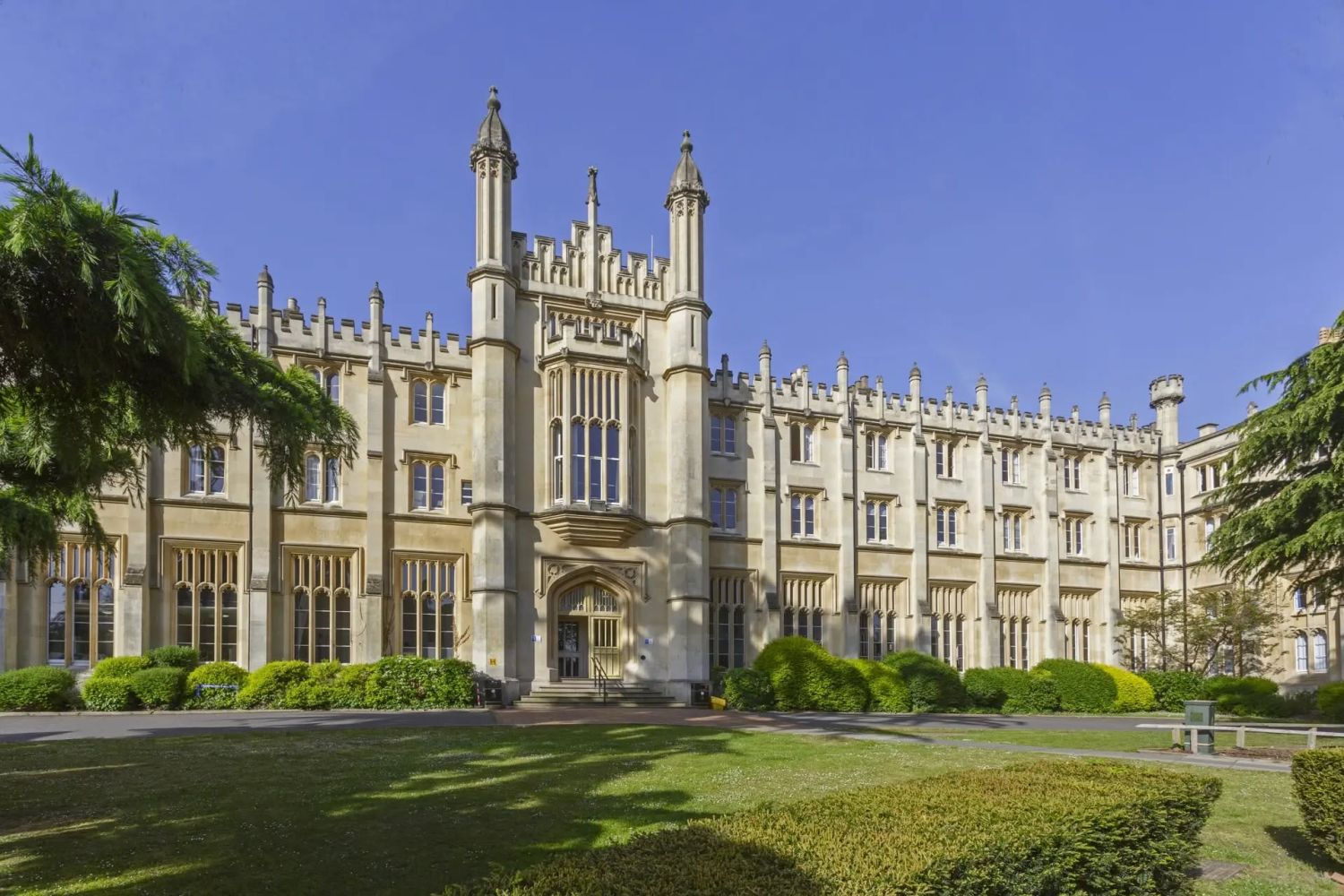 Richmond, The American International University in London